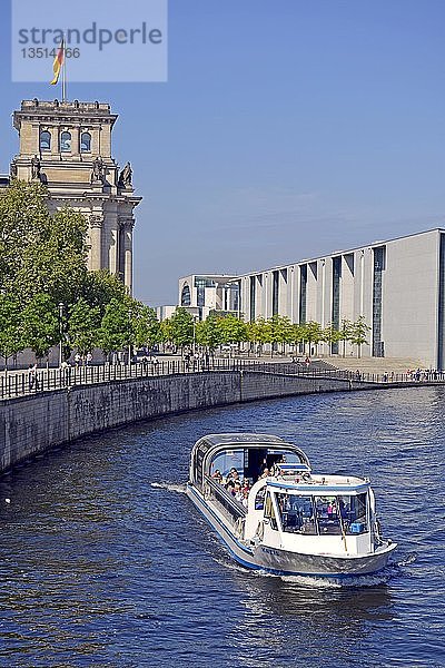 Fahrgastschiff auf der Spree im Regierungsviertel  Reichstagsgebäude  Berlin  Berlin  Berlin  Deutschland  Europa