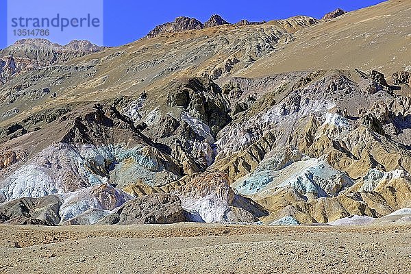 Durch die Oxidation verschiedener Metalle hervorgerufene Gesteinsfarben  Artist's Palette in der Abenddämmerung  Death Valley National Park  Kalifornien  USA  Nordamerika
