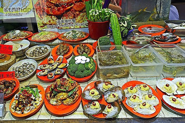 Gerichte eines Meeresfrüchterestaurants auf dem Nachtmarkt in der Temple Street  Kowloon  Hongkong  China  Asien