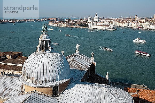 Blick vom Turm der Kirche San Giorgio Maggiore über die Lagune auf die Punte della Dogana  Venedig  Venetien  Italien  Europa