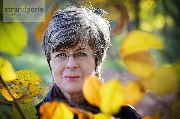 Porträt einer Frau mit Herbstblättern