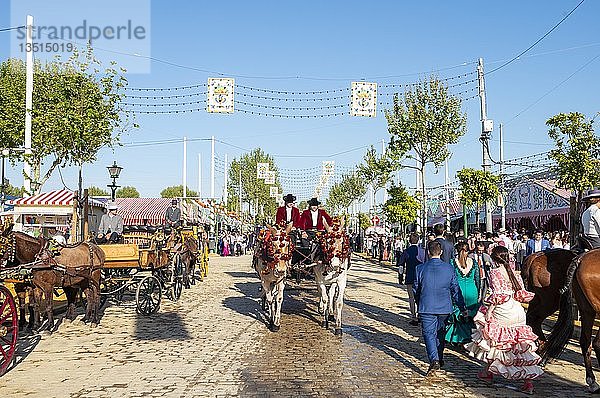 Geschmückte Pferdekutsche vor den Casetas  Feria de Abril  Sevilla  Andalusien  Spanien  Europa
