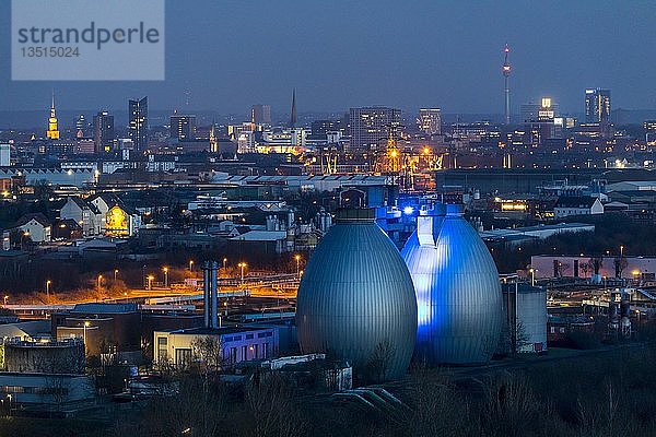 Stadtpanorama von Dortmund  Innenstadt  Fernsehturm Florian  Dortmunder-U  Faultürme der Emscher-Kläranlage Dortmund Deusen  Dortmund  Nordrhein-Westfalen  Deutschland  Europa