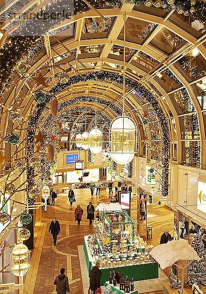 Weihnachtsdekoration im Einkaufszentrum Allee Center  Alt-Remscheid  Remscheid  Nordrhein-Westfalen  Deutschland  Europa