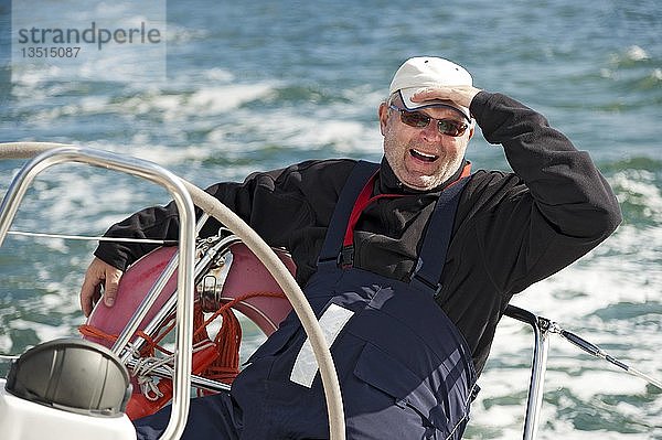 Skipper sitzt am Heck einer Jacht