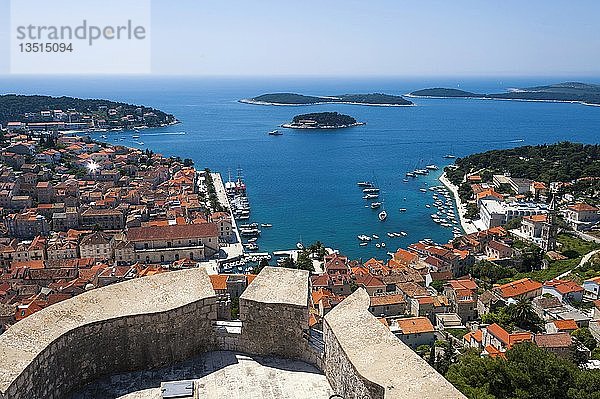 Blick auf die Stadt und den Hafen von Hvar von der Festung Spanjola  Kroatien  Europa
