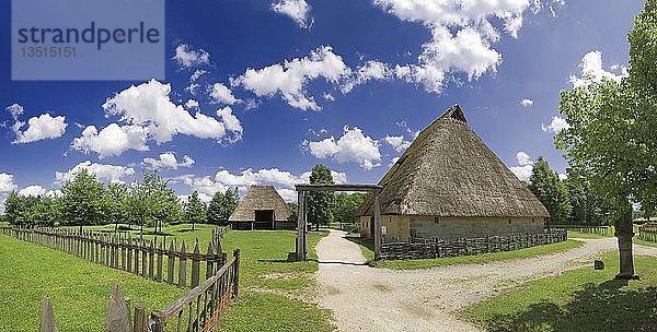 Archäologisches Bauerndorf mit Wolken am Himmel  Fränkisches Freilandmuseum Bad Windsheim  Bayern  Deutschland  Europa
