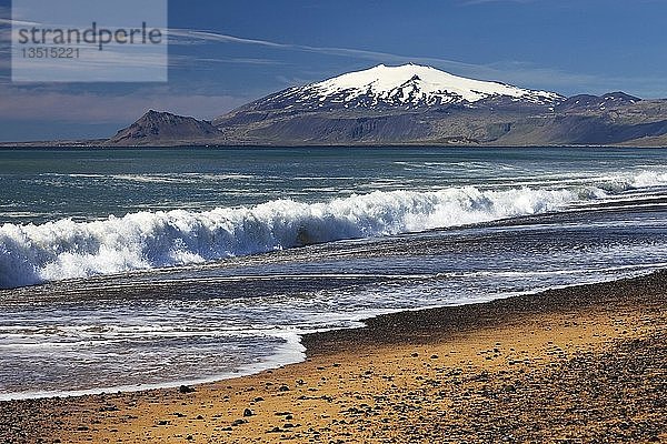 Strand mit Brandung  hinter schneebedecktem Vulkan und Gletscher Snæfellsjökull  Halbinsel Snæfellsnes  Westisland  Vesturland  Island  Europa