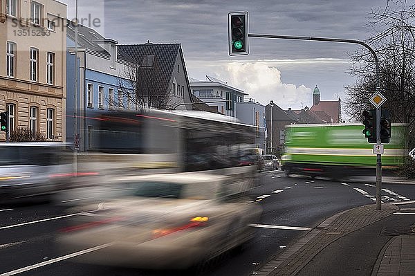 Taxi und Bus im fließenden Verkehr an einer Kreuzung  Grevenbroich  Nordrhein-Westfalen  Deutschland  Europa