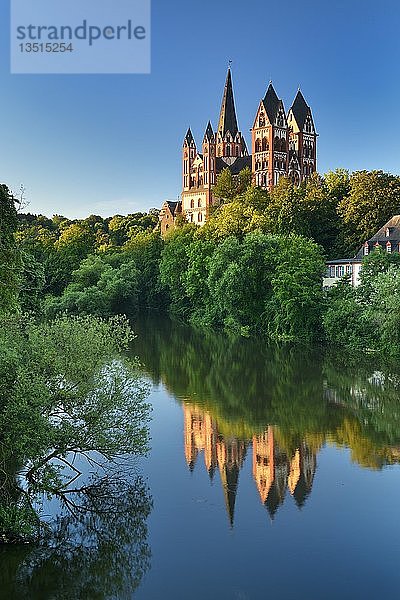 Limburger Dom St. Georg oder Georgsdom über dem Fluss Lahn  Morgenlicht  Wasserspiegelung  Limburg an der Lahn  Hessen  Deutschland  Europa