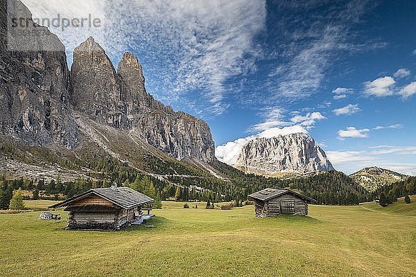 Hütten am Grödner Joch  Langkofel im Hintergrund  Grödnerjoch  Grödner Tal  Dolomiten  Südtirol  Italien  Europa