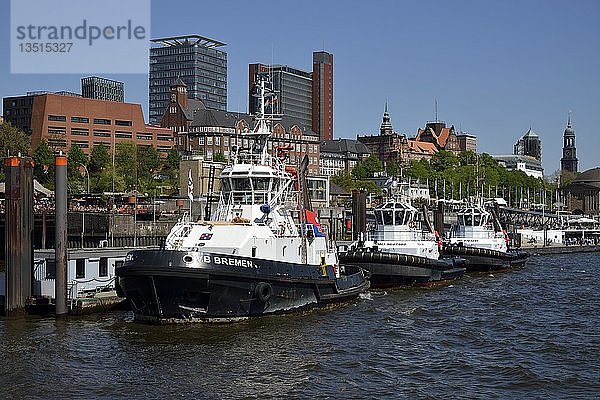 Tugboat im Hamburger Hafen  Hamburg  Deutschland  Europa