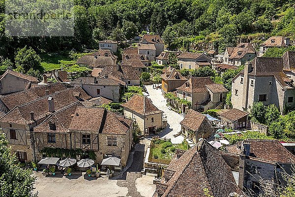 Platz von Saint-Cirq-Lapopie am Jakobsweg  Les Plus Beaux Villages de France oder Die schönsten Dörfer Frankreichs  Departement Lot  Okzitanien  Frankreich  Europa