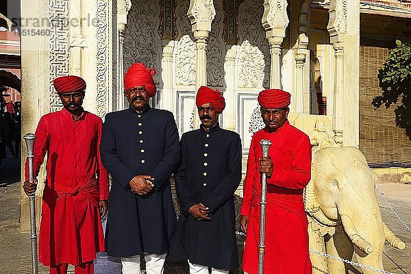 Tempelwächter im Stadtpalast  Jaipur  Rajasthan  Indien  Asien