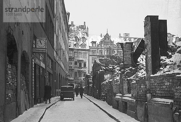 Straßenszene im Winter  1948  Böttchergässchen mit Blick auf die Katharinenstraße  Leipzig  Sachsen  DDR  Deutschland  Europa