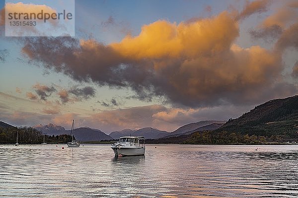 Boote mit Loch Linnhe bei Sonnenaufgang mit farbigen Wolken  Glen Coe  westliche Highlands  Schottland  Vereinigtes Königreich  Europa