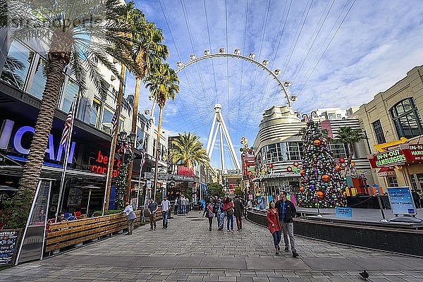 Geschäfte in der Einkaufsstraße The Linq Promenade  hinter The High Roller  Riesenrad  Las Vegas  Nevada  USA  Nordamerika