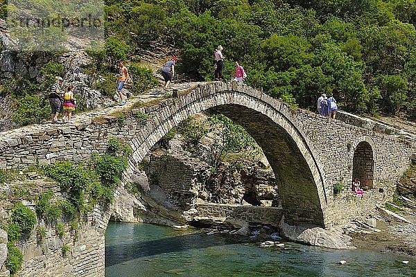 Osmanische Steinbogenbrücke Ura e Kadiut  Fluss Lengarica  Lengaricë  bei Permet  Nationalpark Hotova-Dangell  Qar Gjirokastra  Gjirokastër  Albanien  Europa