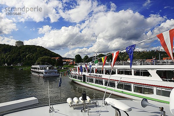 Befreiungshalle Kelheim vom Ausflugsschiff aus gesehen  Ostbayern  Niederbayern  Bayern  Deutschland  Europa