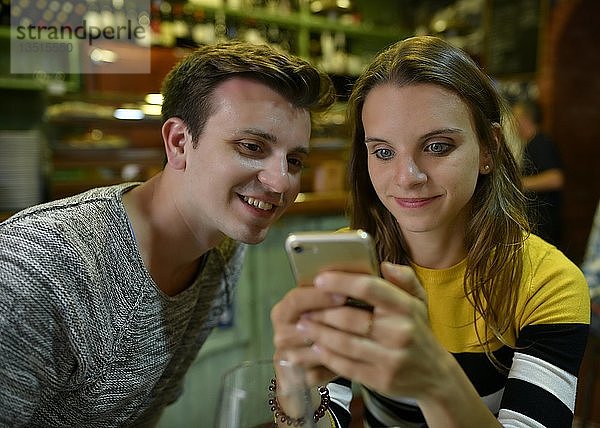 Junges Paar interessiert sich für Handys  Teneriffa  Kanarische Inseln  Spanien  Europa
