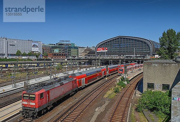 Regionalzug fährt vom Hauptbahnhof  Hamburg  Deutschland  Europa