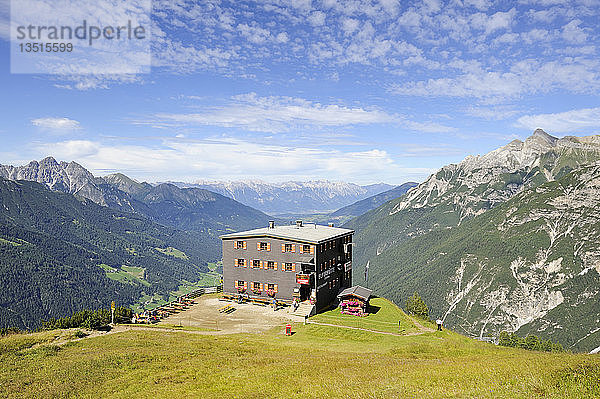 Elferhütte  erbaut 1933  2080 m unterhalb des Gipfels der Elferspitze  Stubaier Alpen  Tirol  Österreich  Europa