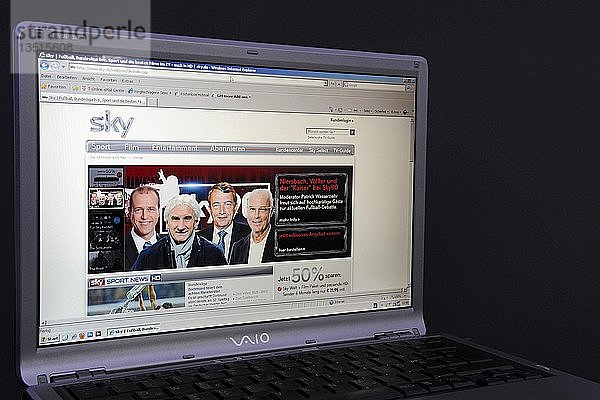 Website  Sky-Webseite auf dem Bildschirm eines Sony Vaio-Laptops  Pay-TV