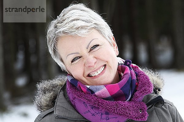 Porträt einer Frau in einem Winterwald  Oberhof  Thüringen  Deutschland  Europa