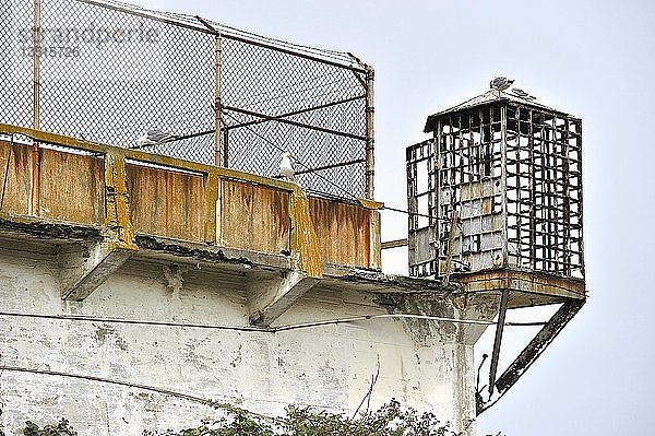 Wächterkäfig an der Gefängnismauer  Alcatraz Island  Kalifornien  USA  Nordamerika