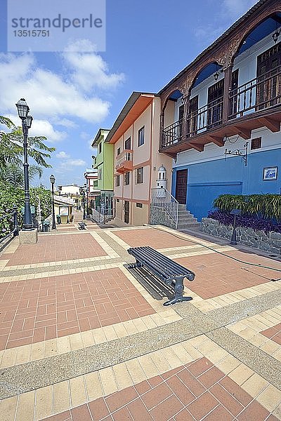 Bunte Häuser im Stadtteil Las Penas  auf dem Cerro Santa Ana  Guayaquil  Ecuador  Südamerika