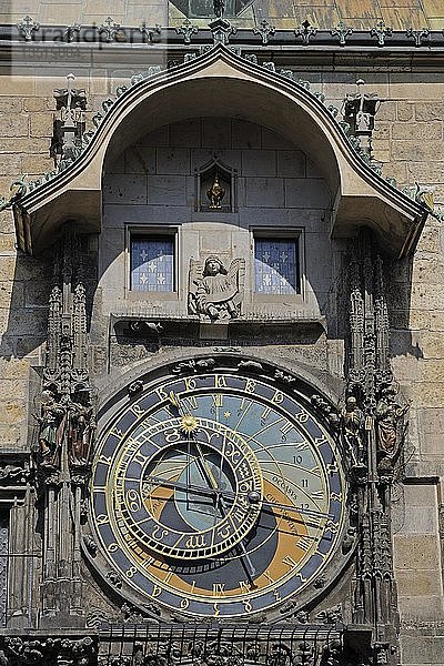 Astronomische Uhr auf dem Turm des Altstädter Rathauses  Altstädter Ring  historisches Viertel  Prag  Böhmen  Tschechische Republik  Europa