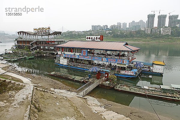 Ausflugsboote auf dem Jangtse  hinter Wolkenkratzern  Chongqing  Provinz Chongqing  China  Asien