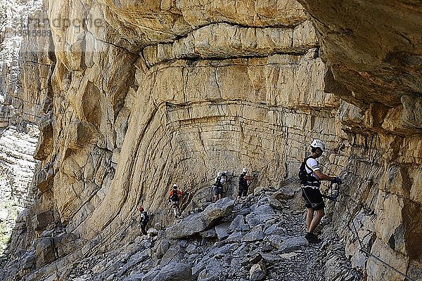 Touristen auf dem ersten Klettersteig in Arabien  Via Ferrata  Jebel Jais  Ras al Khaimah  Vereinigte Arabische Emirate  Asien