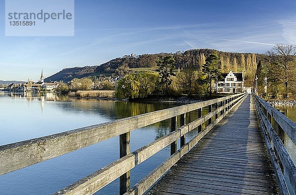 Holzbrücke über den Rhein zur Insel Werd  links die historische Altstadt von Stein am Rhein  Eschenz  Kanton Thurgau  Schweiz  Europa