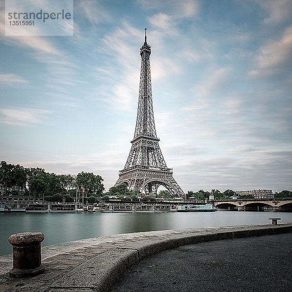 Eiffelturm an der Seine in Paris  Frankreich  Europa