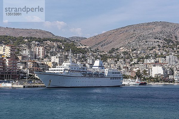 Kreuzfahrtschiff  Stadtansicht  Saranda  Ionisches Meer  Albanien  Europa