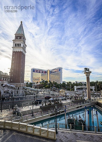 Blick vom Casino und Luxushotel The Venetian zum Hotel The Mirage  vorne Canale Grande  Grand Canal  künstliche Lagune mit Gondel  links nachgebauter Glockenturm Campanile  Casino  Las Vegas Strip  Las Vegas  Nevada  USA  Nordamerika