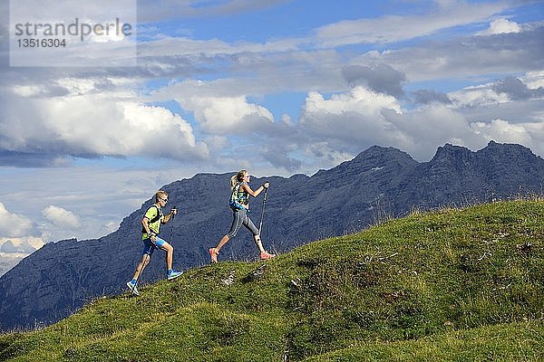 Wanderer auf der Eggenalm  hinter Loferer Steinberge  Reit im Winkl  Oberbayern  Bayern  Deutschland  Europa