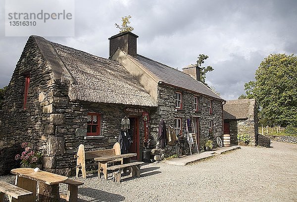 Altes Steinhaus an einer Straße in Irland