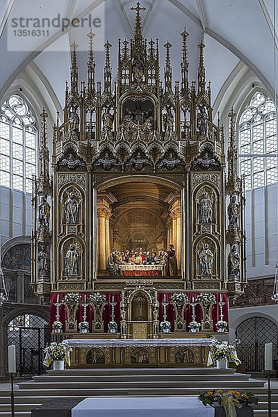 Innenraum  Altar der städtischen Klosterkirche Maria Himmelfahrt  Bad Tölz  Oberbayern  Deutschland  Europa