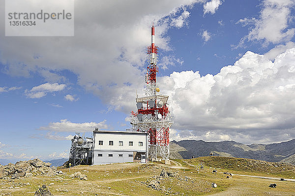 Der 50 m hohe Funkturm und die Sendeanlagen auf dem Patscherkofel  2248 m  Tuxer Alpen  Tirol  Österreich  Europa