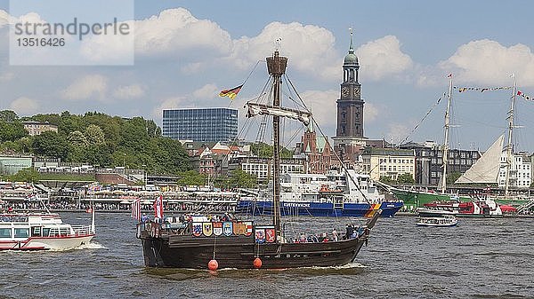 Schiffe auf der Elbe vor den St. Pauli Molen  Hamburger Hafen  hinter der Kirche St. Michaelis  Hamburg  Deutschland  Europa