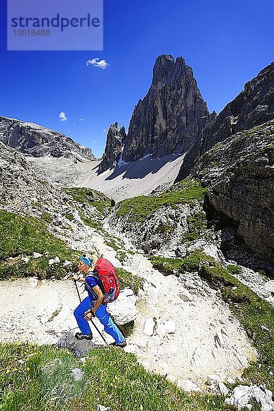 Wanderin in der Nähe der Zsigmondy- oder Comici-Hütte  im Rücken der Gipfel des Einser  Sextener Dolomiten  Hochpustertal  Südtirol  Italien  Europa