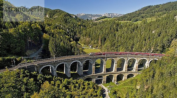 Personenzug auf dem Viadukt der Semmeringbahn  Breitenstein  Rax  Niederösterreich  Österreich  Europa