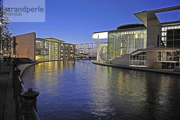 Jakob-Kaiser-Haus im Vordergrund und Marie-Elisabeth-Lüders-Haus rechts  im Regierungsviertel bei Nacht  Berlin  Deutschland  Europa