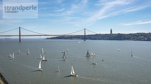Segelboote auf dem Rio Tajo mit Ponte 25 de Abril  im Hintergrund die Christusstatue Cristo Rei  Lissabon  Portugal  Europa