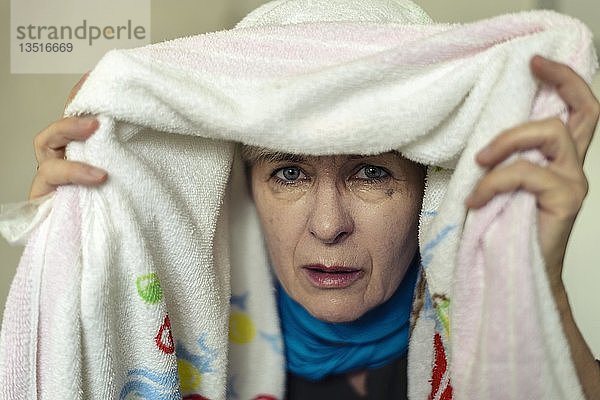 Ältere Frau mit Erkältung beim Inhalieren unter einem Handtuch  Deutschland  Europa