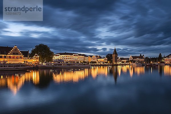 Blick über den Hafen von Lindau auf die beleuchtete Promenade der Altstadt von Lindau  Bodensee  Bayern  Deutschland  Europa