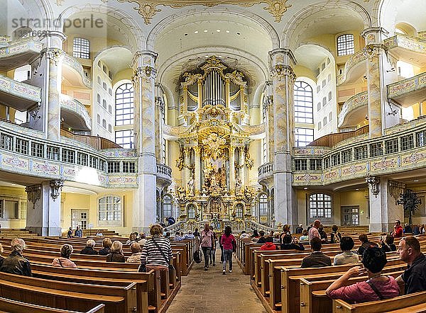 Innenansicht der katholischen Frauenkirche  Dresden  Sachsen  Deutschland  Europa