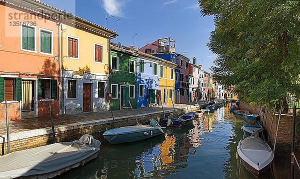 Panoramablick auf die Stadt und die bunt bemalten Häuser und Kanäle von Burano  Venedig  Italien  Europa